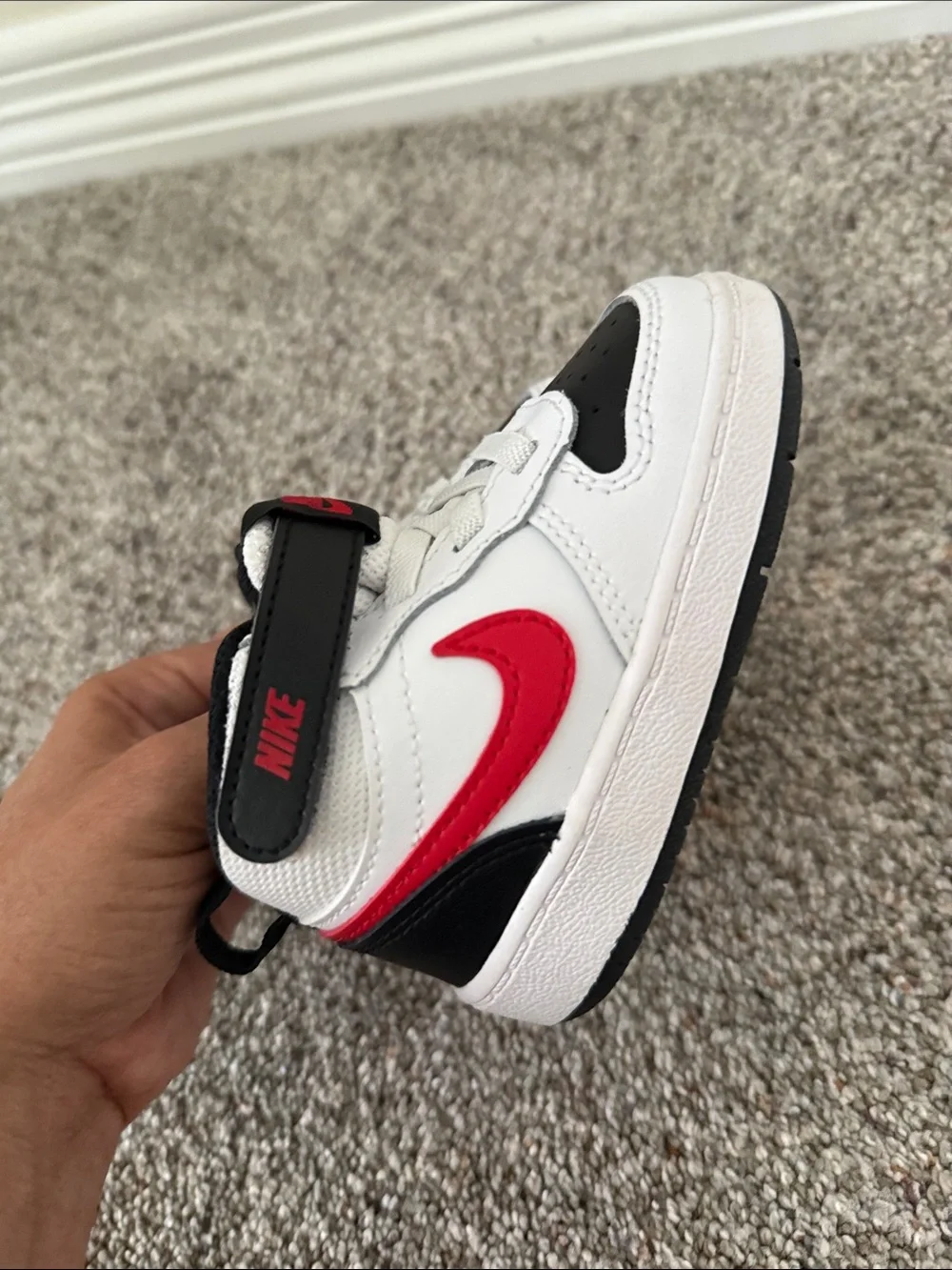 Nike Toddler Court Borough Mid 2 white/black/red size 5C